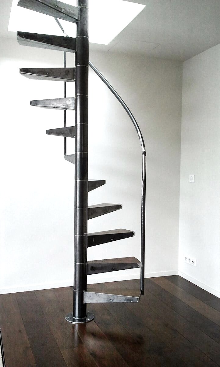 Escalier helicoidal, fut central acier, marches en bois