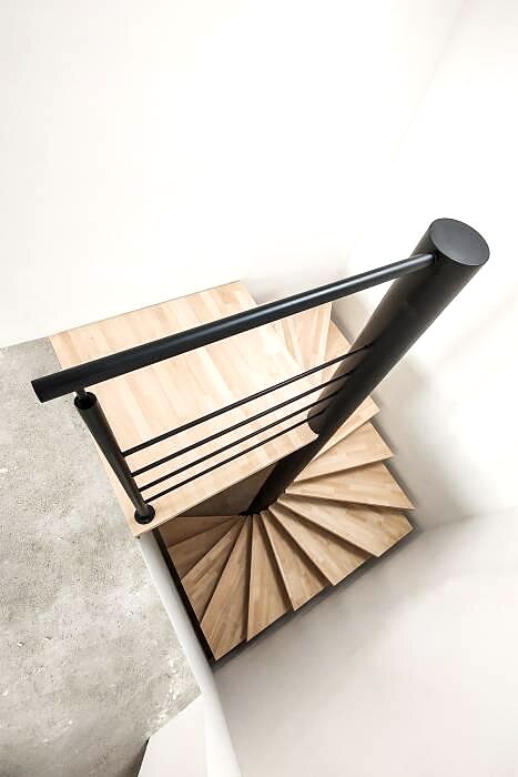Escalier hélicoïdal vu du dessus, marches en bois