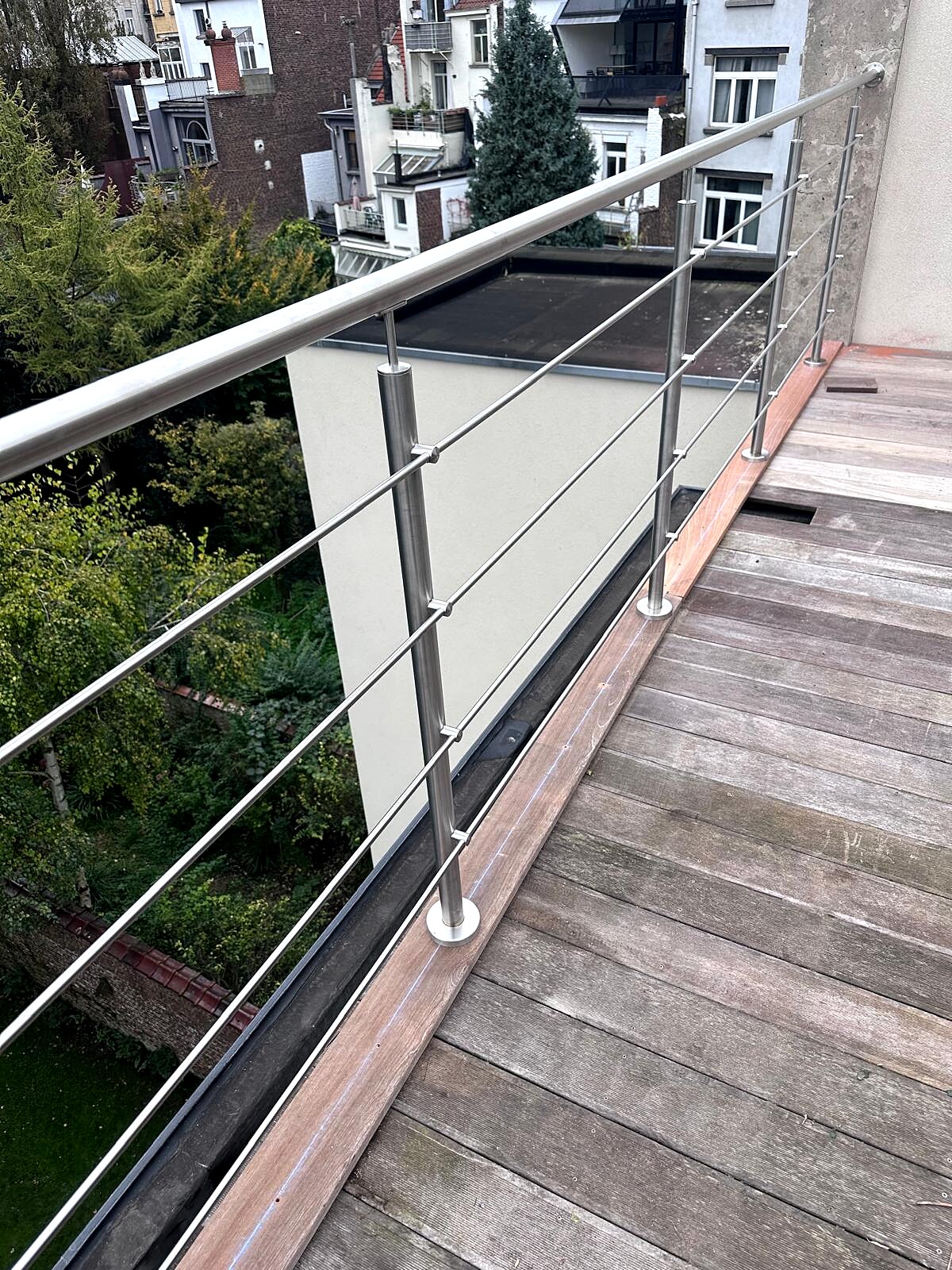 Garde-corps de terrasse en inox brossé, vue sur les toits