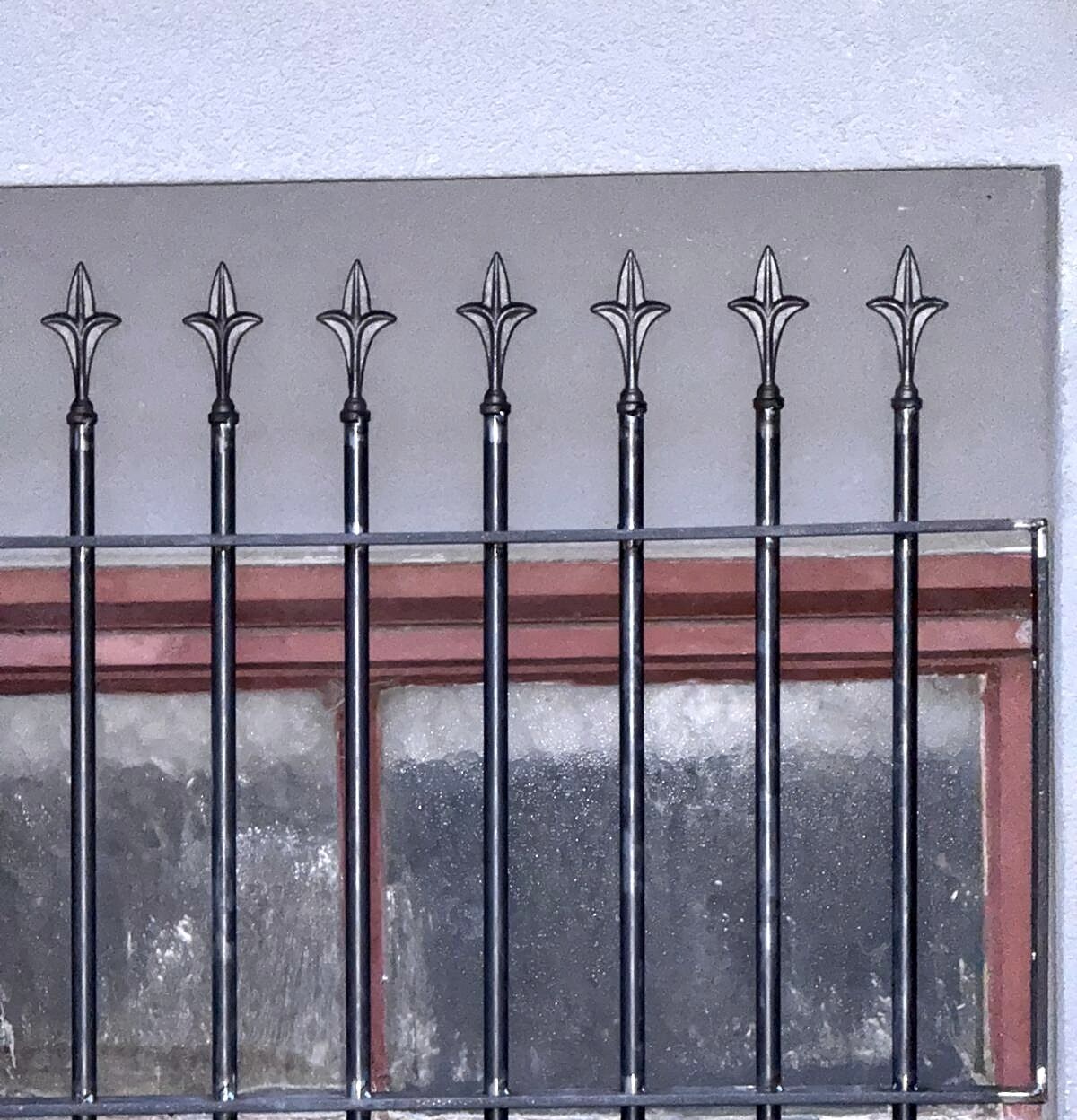 Grille de soupirail en fer forgé