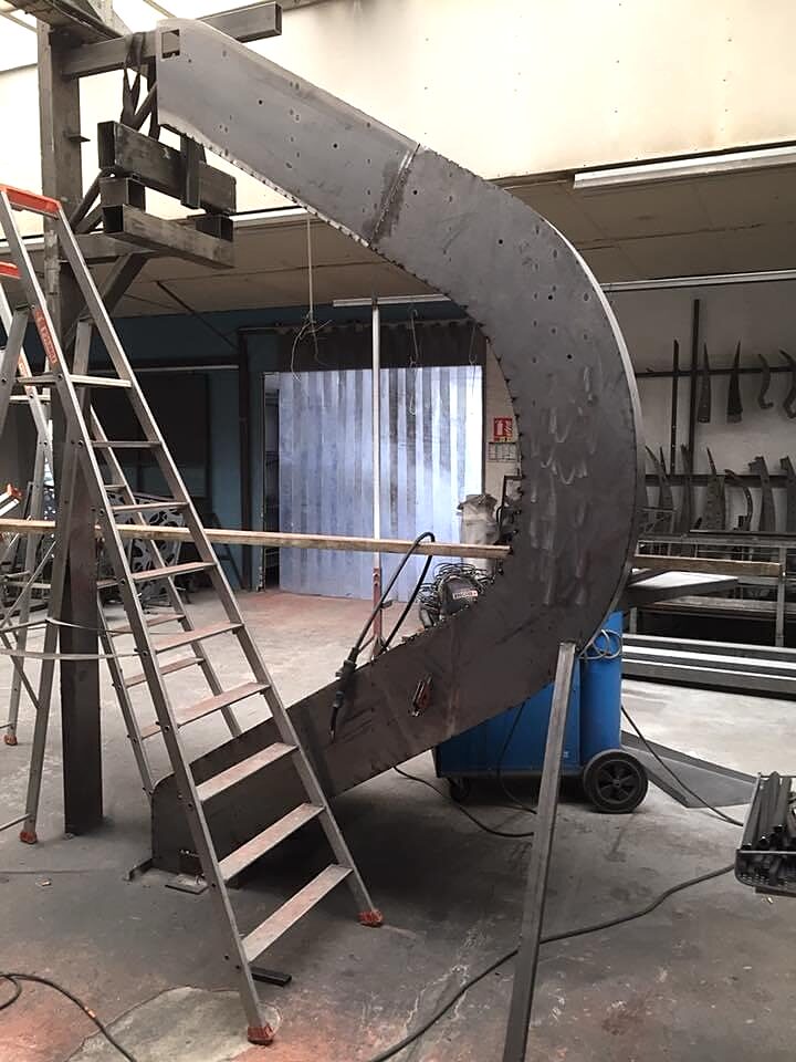 Escalier en cours d'assemblage