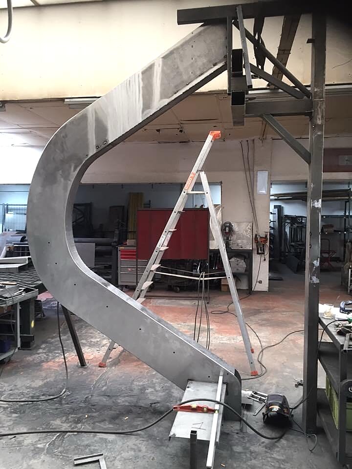 Le limon de l'escalier en cours de fabrication à l'atelier