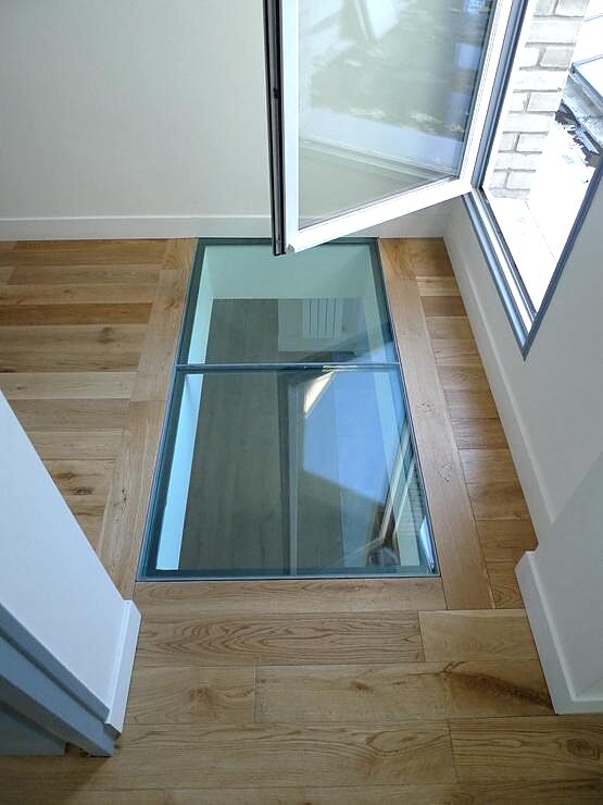 Plancher de verre encadré d'acier