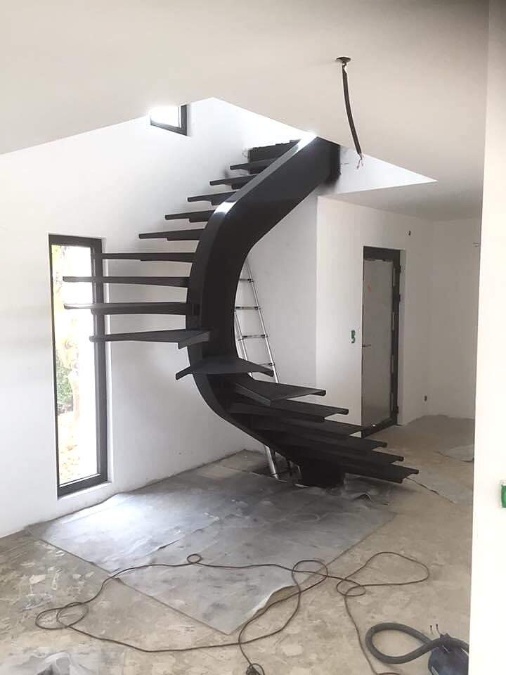 Escalier courbe en acier noir