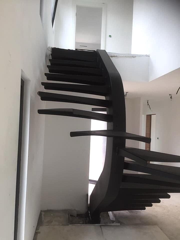 Escalier acier noir vu d'en bas