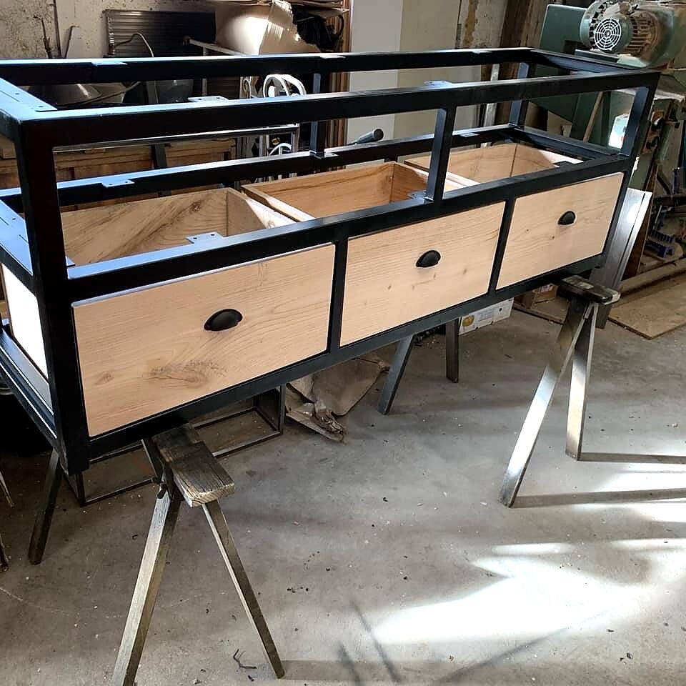 Meuble en acier et bois
