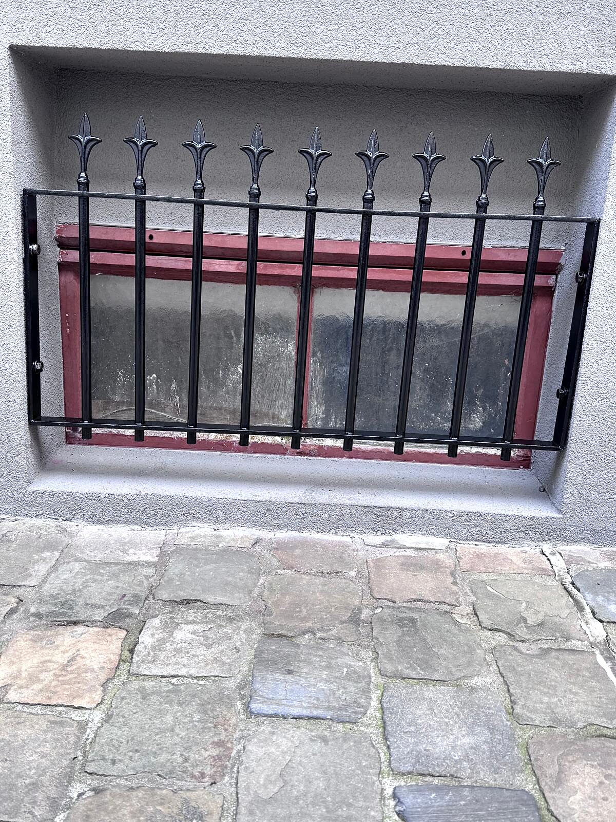 Grille ouvragée noire et rouge
